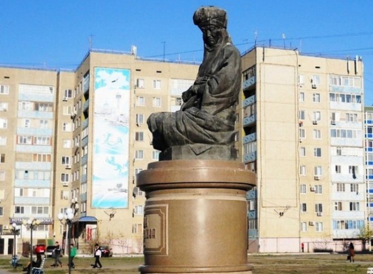 Памятник Дины Нурпеисовой (1861 -1955 гг) Атырау